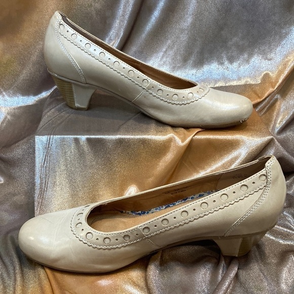 Hotter Comfort Concept. Nude color size 9.5. Crazy comfy. Oxford style “opal” - Picture 1 of 7